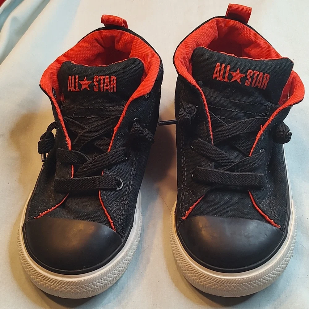 ❤️LIGHTLY USED: JUNIORS CONVERSE - NO TIE LACES size 9